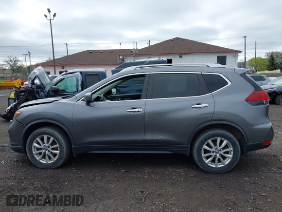 2018 Nissan Rogue SV z VIN KNMAT2MV4JP617844, wystawiony jako IAAI lot #42142365 z przebiegiem 54 001 mil mil oraz . Historia ofert i sprzedaży dostępna na DreamBid. Obrazek 14.