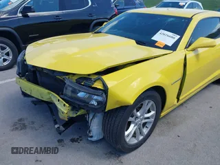 2015 Chevrolet Camaro LS z VIN 2G1FB1E36F9249133, wystawiony jako IAAI lot #42026600 z przebiegiem 63 300 mil mil oraz . Historia ofert i sprzedaży dostępna na DreamBid. Obrazek 6.