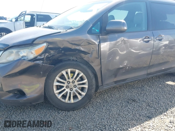 2011 Toyota Sienna XLE AAS z VIN 5TDYK3DC9BS133603, wystawiony jako IAAI lot #42218111 z przebiegiem 227 329 mil mil oraz . Historia ofert i sprzedaży dostępna na DreamBid. Obrazek 6.