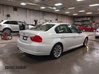2011 BMW 3 Series 328i z VIN WBAPH5G57BNM82328, wystawiony jako IAAI lot #42130819 z przebiegiem 117 047 mil mil oraz . Historia ofert i sprzedaży dostępna na DreamBid. Obrazek 4.