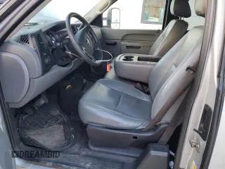 2011 GMC Sierra 2500HD Work Truck z VIN 1GT22ZCG1BZ362840, wystawiony jako Copart lot #83610494 z przebiegiem 226 482 mil mil oraz Szkoda całkowita • Salvage title. Historia ofert i sprzedaży dostępna na DreamBid. Obrazek 7.