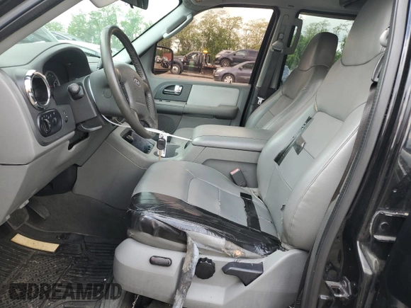 2005 Ford Expedition Special Service z VIN 1FMFU16505LA30009, wystawiony jako Copart lot #55461515 z przebiegiem 229 613 mil mil oraz Szkoda całkowita • Salvage title. Historia ofert i sprzedaży dostępna na DreamBid. Obrazek 7.