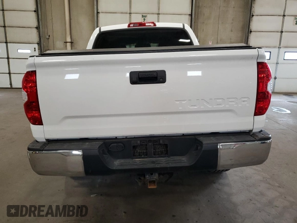 2018 Toyota Tundra SR5 z VIN 5TFHW5F15JX767768, wystawiony jako Copart lot #73587614 z przebiegiem 61 001 mil mil oraz Szkoda całkowita • Salvage title. Historia ofert i sprzedaży dostępna na DreamBid. Obrazek 6.