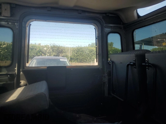 1990 Land Rover Defender z VIN SALLDVAF7HA478978, wystawiony jako Copart lot #65643315 z przebiegiem 76 116 mil mil oraz Czysty tytuł • Clean title. Historia ofert i sprzedaży dostępna na DreamBid. Obrazek 10.