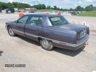 1995 Cadillac DeVille z VIN 1G6KD52B0SU272958, wystawiony jako IAAI lot #42514096 z przebiegiem 89 030 mil mil oraz . Historia ofert i sprzedaży dostępna na DreamBid. Obrazek 3.