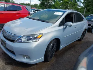 2010 Lexus HS 250h z VIN JTHBB1BA9A2000713, wystawiony jako IAAI lot #42331086 z przebiegiem 230 581 mil mil oraz . Historia ofert i sprzedaży dostępna na DreamBid. Obrazek 2.