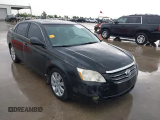 2005 Toyota Avalon XL z VIN 4T1BK36B35U037469, wystawiony jako IAAI lot #42182664 z przebiegiem Nie podano mil oraz . Historia ofert i sprzedaży dostępna na DreamBid. Obrazek 1.