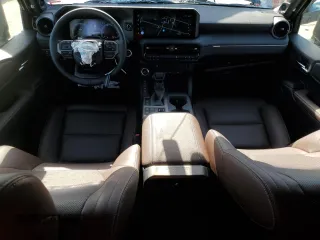 2025 Toyota Land Cruiser 1958 Edition z VIN JTEABFAJ6S5010025, wystawiony jako Copart lot #57262305 z przebiegiem 4236 mil mil oraz Tytuł czysty. Historia ofert i sprzedaży dostępna na DreamBid. Obrazek 8.