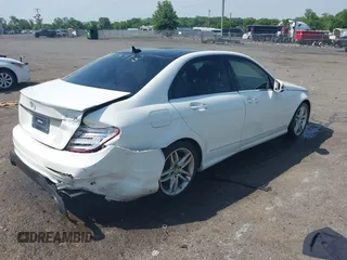 2013 Mercedes-Benz C 300 Sport z VIN WDDGF8AB9DR295926, wystawiony jako IAAI lot #42256993 z przebiegiem 217 669 mil mil oraz . Historia ofert i sprzedaży dostępna na DreamBid. Obrazek 4.
