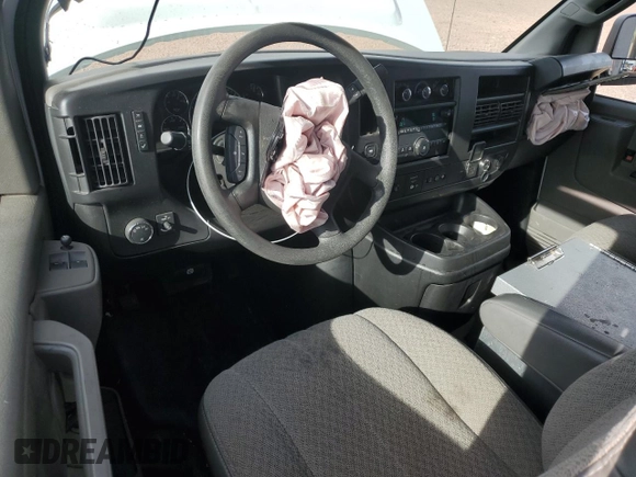 2022 Chevrolet Express Cargo z VIN 1GCWGAFP2N1291652, wystawiony jako Copart lot #63129415 z przebiegiem 51 110 mil mil oraz Szkoda całkowita • Salvage title. Historia ofert i sprzedaży dostępna na DreamBid. Obrazek 8.