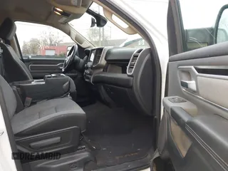 2020 Ram 1500 Big Horn z VIN 1C6RRFFG5LN284440, wystawiony jako IAAI lot #40975635 z przebiegiem 105 400 mil mil oraz . Historia ofert i sprzedaży dostępna na DreamBid. Obrazek 5.