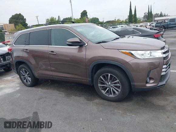 2018 Toyota Highlander SE z VIN 5TDKZRFH6JS248476, wystawiony jako IAAI lot #42644155 z przebiegiem 37 054 mil mil oraz . Historia ofert i sprzedaży dostępna na DreamBid. Obrazek 13.