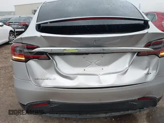 2017 Tesla Model X 90D z VIN 5YJXCDE23HF067843, wystawiony jako IAAI lot #42347649 z przebiegiem Nie podano mil oraz . Historia ofert i sprzedaży dostępna na DreamBid. Obrazek 6.