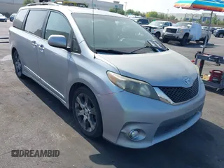 2013 Toyota Sienna SE с VIN 5TDXK3DC1DS297779, выставлен на аукционе IAAI как лот 42370171 с пробегом 154 599 миль миль и . История ставок и продаж доступна на DreamBid. Изображение 1.