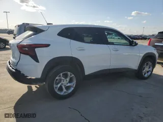 2025 Chevrolet Trax LS with VIN KL77LFEP6SC136145, listed as a Copart auction lot 47745675 with 5,987 mi miles and Salvage Title. Bid and sale history available at carsss.com. Image 3.
