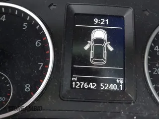 2015 Volkswagen Tiguan SE z VIN WVGBV7AX8FW582171, wystawiony jako IAAI lot #41442290 z przebiegiem 127 642 mil mil oraz . Historia ofert i sprzedaży dostępna na DreamBid. Obrazek 14.