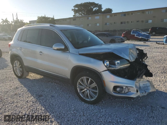 2014 Volkswagen Tiguan SE z VIN WVGAV3AX6EW549608, wystawiony jako Copart lot #48240405 z przebiegiem 81 629 mil mil oraz Szkoda całkowita • Salvage title. Historia ofert i sprzedaży dostępna na DreamBid. Obrazek 4.