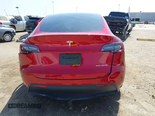 2024 Tesla Model Y Long Range z VIN 7SAYGDEEXRA236065, wystawiony jako IAAI lot #41834658 z przebiegiem 20 313 mil mil oraz . Historia ofert i sprzedaży dostępna na DreamBid. Obrazek 17.