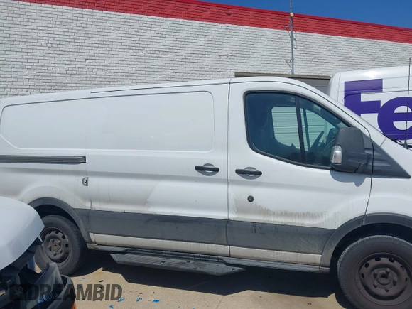2019 Ford Transit z VIN 1FTYR1YG6KKA31664, wystawiony jako IAAI lot #42004855 z przebiegiem 132 828 mil mil oraz . Historia ofert i sprzedaży dostępna na DreamBid. Obrazek 13.
