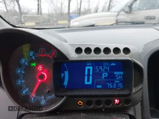 2013 Chevrolet Sonic LS z VIN 1G1JA6SH4D4244183, wystawiony jako IAAI lot #41467466 z przebiegiem 75 315 mil mil oraz . Historia ofert i sprzedaży dostępna na DreamBid. Obrazek 7.
