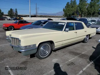 1969 Cadillac Fleetwood z VIN P9296258, wystawiony jako Copart lot #44472325 z przebiegiem 45 798 mil mil oraz Czysty tytuł • Clean title. Historia ofert i sprzedaży dostępna na DreamBid. Obrazek 1.