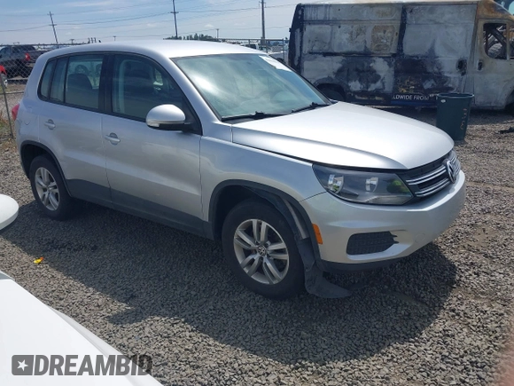 2013 Volkswagen Tiguan S z VIN WVGBV3AX2DW601982, wystawiony jako IAAI lot #42604058 z przebiegiem 141 016 mil mil oraz . Historia ofert i sprzedaży dostępna na DreamBid. Obrazek 1.