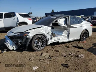 2025 Toyota Camry LE z VIN 4T1DBADK4SU018778, wystawiony jako Copart lot #53289815 z przebiegiem 10 596 mil mil oraz Czysty tytuł • Clean title. Historia ofert i sprzedaży dostępna na DreamBid. Obrazek 1.