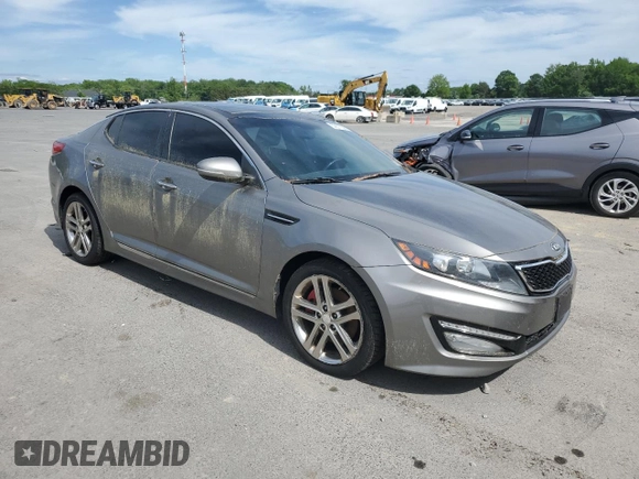 2013 Kia Optima SX z VIN 5XXGR4A63DG167343, wystawiony jako Copart lot #57677305 z przebiegiem 161 446 mil mil oraz Czysty tytuł • Clean title. Historia ofert i sprzedaży dostępna na DreamBid. Obrazek 4.