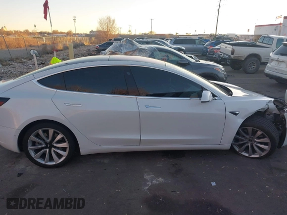 2018 Tesla Model 3 Long Range Battery z VIN 5YJ3E1EB4JF067895, wystawiony jako IAAI lot #41280101 z przebiegiem Nie podano mil oraz . Historia ofert i sprzedaży dostępna na DreamBid. Obrazek 12.