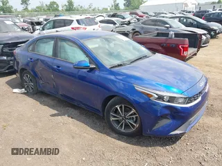 2024 Kia Forte LXS z VIN 3KPF24AD8RE737349, wystawiony jako IAAI lot #42412501 z przebiegiem 16 819 mil mil oraz . Historia ofert i sprzedaży dostępna na DreamBid. Obrazek 1.