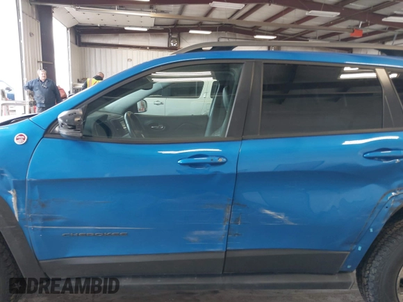 2019 Jeep Cherokee Trailhawk with VIN 1C4PJMBX0KD168097, listed as a IAAI auction lot 41787878 with 39,163 mi miles and . Bid and sale history available at DreamBid. Image 14.