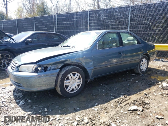 2001 Toyota Camry CE z VIN 4T1BG22KX1U788449, wystawiony jako Copart lot #48906494 z przebiegiem 105 062 mil mil oraz Szkoda całkowita • Salvage title. Historia ofert i sprzedaży dostępna na DreamBid. Obrazek 1.