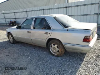 1995 Mercedes-Benz E Class with VIN WDBEB31EXSC271336, listed as a Copart auction lot 45248255 with 200,962 mi miles and Clean Title. Bid and sale history available at carsss.com. Image 2.