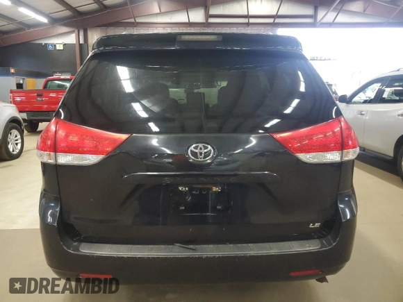 2014 Toyota Sienna LE AAS z VIN 5TDKK3DC9ES524468, wystawiony jako Copart lot #58170535 z przebiegiem 228 172 mil mil oraz Czysty tytuł • Clean title. Historia ofert i sprzedaży dostępna na DreamBid. Obrazek 6.