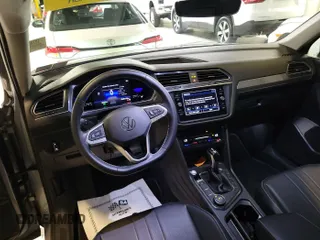 2023 Volkswagen Tiguan SE z VIN 3VV2B7AX8PM058650, wystawiony jako IAAI lot #42801702 z przebiegiem 39 472 mil mil oraz . Historia ofert i sprzedaży dostępna na DreamBid. Obrazek 7.