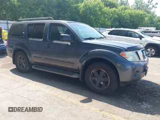 2010 Nissan Pathfinder SE z VIN 5N1AR1NB1AC607188, wystawiony jako IAAI lot #42534832 z przebiegiem 135 838 mil mil oraz . Historia ofert i sprzedaży dostępna na DreamBid. Obrazek 1.