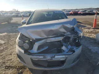 2015 Chevrolet Sonic LS z VIN 1G1JA5SH9F4117264, wystawiony jako Copart lot #42215585 z przebiegiem 55 869 mil mil oraz Szkoda całkowita • Salvage title. Historia ofert i sprzedaży dostępna na DreamBid. Obrazek 5.