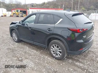 2023 Mazda CX-5 S Carbon Edition z VIN JM3KFBCM9P0130796, wystawiony jako IAAI lot #41956104 z przebiegiem 21 796 mil mil oraz . Historia ofert i sprzedaży dostępna na DreamBid. Obrazek 3.