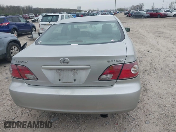 2002 Lexus ES 300 with VIN JTHBF30G425002375, listed as a IAAI auction lot 42031737 with 160,562 mi miles. Bid and sale history available at carsss.com. Image 17.