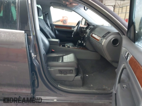 2010 Volkswagen Touareg VR6 z VIN WVGBF7A91AD002407, wystawiony jako IAAI lot #42369975 z przebiegiem 95 504 mil mil oraz . Historia ofert i sprzedaży dostępna na DreamBid. Obrazek 5.