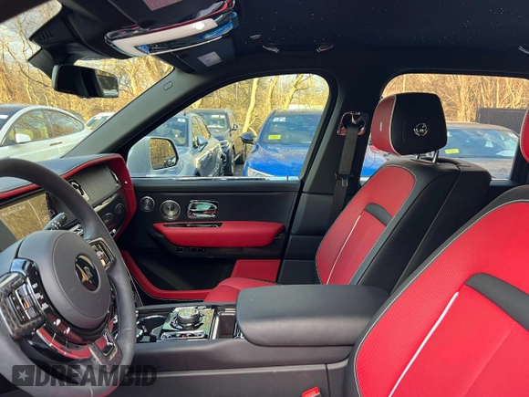 2022 Rolls-Royce Cullinan Black Badge z VIN SLATV8C02NU212169, wystawiony jako Copart lot #45190395 z przebiegiem 5 245 mil mil oraz Czysty tytuł • Clean title. Historia ofert i sprzedaży dostępna na DreamBid. Obrazek 5.
