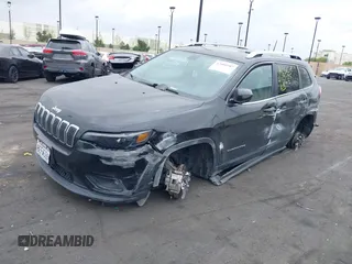 2019 Jeep Cherokee Latitude Plus z VIN 1C4PJLLB7KD129696, wystawiony jako IAAI lot #42001987 z przebiegiem 94 366 mil mil oraz . Historia ofert i sprzedaży dostępna na DreamBid. Obrazek 18.
