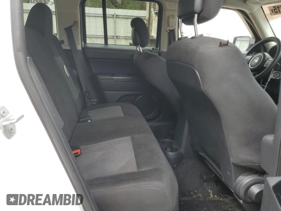 2015 Jeep Patriot Sport z VIN 1C4NJPBA7FD192035, wystawiony jako Copart lot #48484015 z przebiegiem 148 223 mil mil oraz Czysty tytuł • Clean title. Historia ofert i sprzedaży dostępna na DreamBid. Obrazek 10.