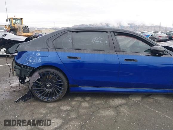2023 BMW i7 xDrive60 z VIN WBY53EJ05PCN86100, wystawiony jako IAAI lot #40845180 z przebiegiem 4 231 mil mil oraz . Historia ofert i sprzedaży dostępna na DreamBid. Obrazek 14.