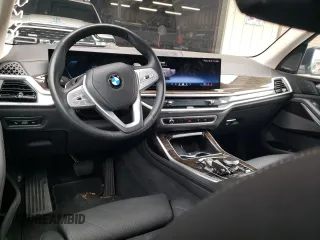 2025 BMW X7 xDrive40i z VIN 5UX23EM04S9W26820, wystawiony jako Copart lot #59388515 z przebiegiem 20 124 mil mil oraz Czysty tytuł • Clean title. Historia ofert i sprzedaży dostępna na DreamBid. Obrazek 8.