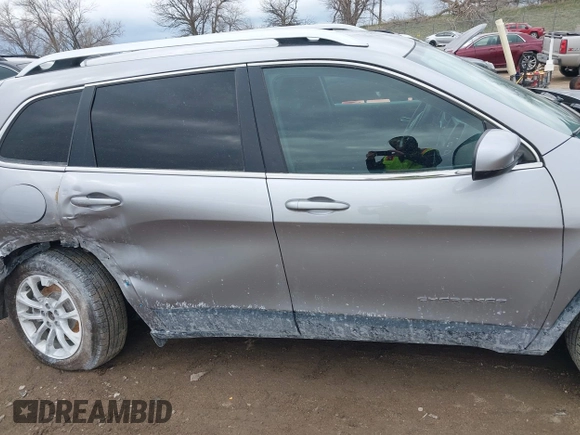 2019 Jeep Cherokee Latitude z VIN 1C4PJMCB3KD459969, wystawiony jako IAAI lot #41952058 z przebiegiem 82 719 mil mil oraz . Historia ofert i sprzedaży dostępna na DreamBid. Obrazek 13.