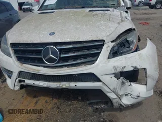 2015 Mercedes-Benz M 350 z VIN 4JGDA5HB8FA555696, wystawiony jako IAAI lot #42156465 z przebiegiem 92 660 mil mil oraz . Historia ofert i sprzedaży dostępna na DreamBid. Obrazek 18.