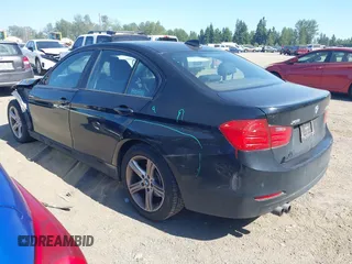 2015 BMW 3 Series 328i xDrive z VIN WBA3B5C52FF962217, wystawiony jako IAAI lot #42381116 z przebiegiem 72 777 mil mil oraz . Historia ofert i sprzedaży dostępna na DreamBid. Obrazek 3.