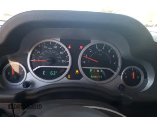 2008 Jeep Wrangler Sahara z VIN 1J4FA54198L505014, wystawiony jako Copart lot #55328045 z przebiegiem 128 049 mil mil oraz Szkoda całkowita • Salvage title. Historia ofert i sprzedaży dostępna na DreamBid. Obrazek 9.