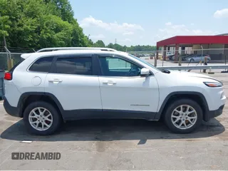 2016 Jeep Cherokee Latitude z VIN 1C4PJMCB2GW372592, wystawiony jako IAAI lot #42493346 z przebiegiem 95 519 mil mil oraz . Historia ofert i sprzedaży dostępna na DreamBid. Obrazek 13.